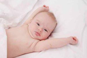 como hacer para estirar los musculos del bebe