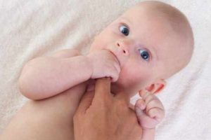 como aliviar el dolor de los primeros dientes del bebe