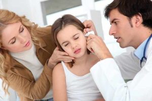 medico especialista de otitis
