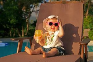 Cuidados esenciales para un bebe en verano