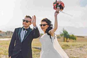 ¿Es una buena idea incluir unas gafas de sol en un look de novia?